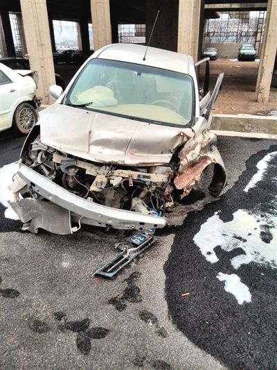 事發(fā)轎車(chē)。吳英供圖