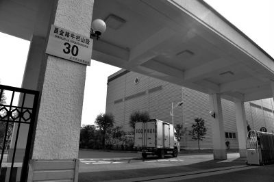 一輛貨車正駛進紅會備災倉庫。京華時報記者 趙思衡 攝