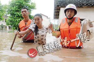 長(zhǎng)壽區(qū)，消防官兵搜救被困群眾。