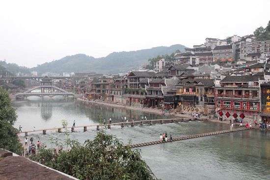 鳳凰古城以被吐槽七次高居最想吐槽榜榜首，而這七次吐槽全部來自在鳳凰古城隨機(jī)采訪的10名游客中。