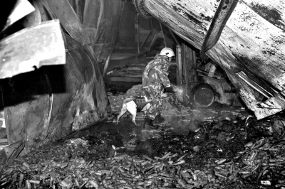 救援人員在山東壽光一食品廠火災(zāi)現(xiàn)場(chǎng)搜救。新華社發(fā)