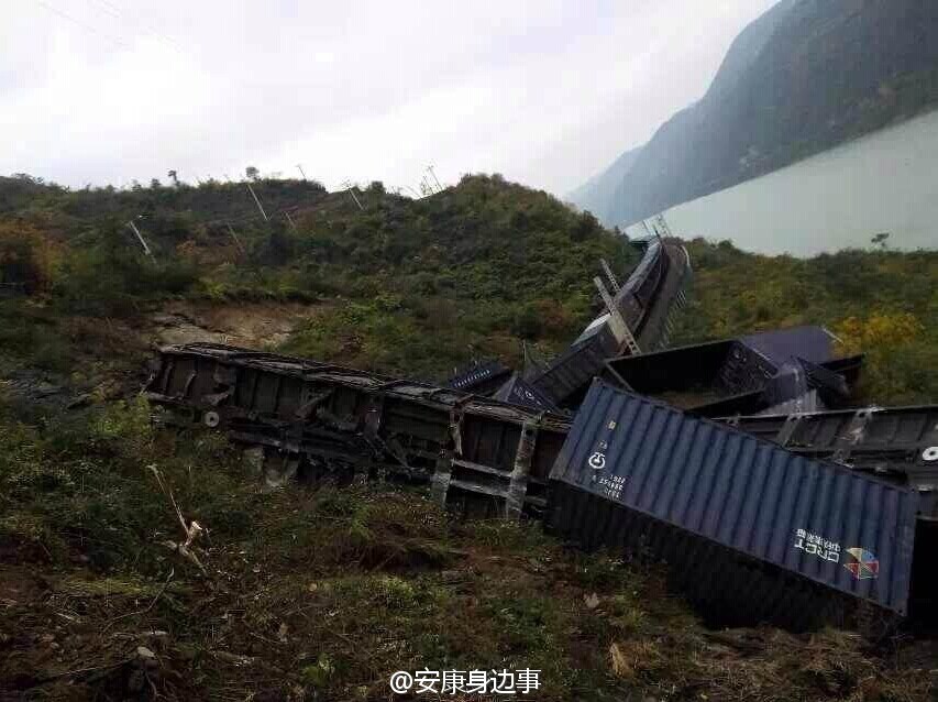 襄渝鐵路旬陽至棕溪上行線發(fā)生山體塌方，致使75228次貨物列車8節(jié)車廂脫線。圖片來源于網(wǎng)絡(luò)