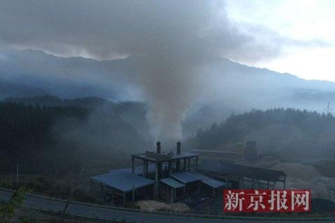 污染企業(yè)排放煙塵。當(dāng)?shù)鼐W(wǎng)友供圖