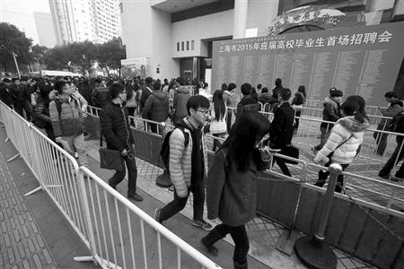 昨天的應(yīng)屆生招聘會,舉辦方上海國際展覽中心配備了足夠的警力、安保和工作人員，整個排隊隊伍被分割成數(shù)段
