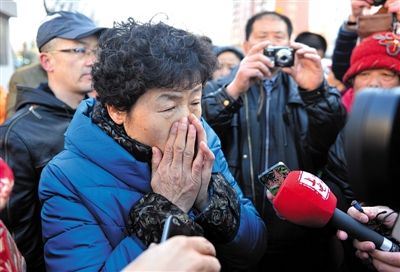 2月9日，呼格吉勒?qǐng)D的母親尚愛云在旁聽趙志紅案后，接受媒體采訪時(shí)落淚。新華社記者 任軍川 攝