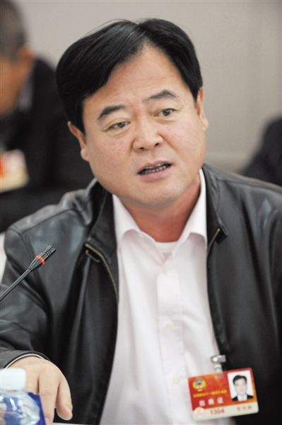 　政協(xié)委員、中國(guó)通用技術(shù)集團(tuán)董事長(zhǎng)賀同新稱，按照2014年的數(shù)字，他的薪水下降了近50%。圖/CFP