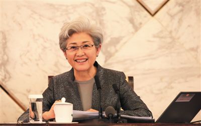 3月4日，十二屆全國人大三次會議在人民大會堂舉行新聞發(fā)布會，大會發(fā)言人傅瑩回答中外記者的提問。
