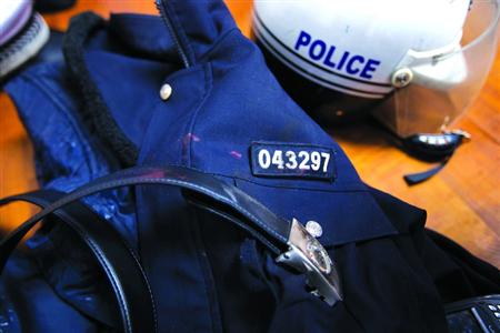 在閔行區(qū)虹橋派出所的一角，擺放著茆盛泉曾經(jīng)最愛的警服?！?43297”的警號、深色的警服依稀可見已經(jīng)凝固的血跡，警用皮帶也斷裂了。