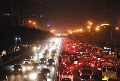 昨晚，因沙塵暴導(dǎo)致能見度低，長(zhǎng)安街嚴(yán)重堵車。