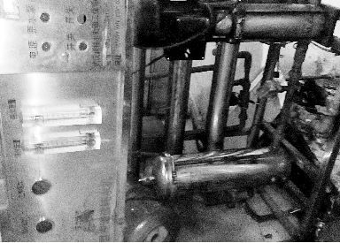 漢陽某無證水廠使用的破舊設(shè)備。