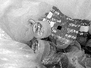 食藥監(jiān)執(zhí)法人員封存了無證水廠的假商標(biāo)。