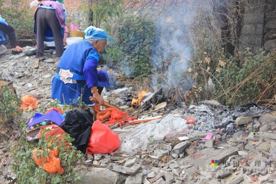 老人們準備好松香紙錢等祭祀用品，虔誠祈福。
