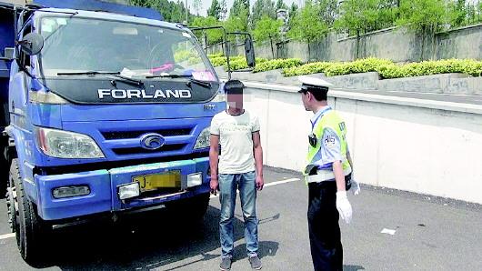 民警對(duì)持C1駕照駕駛大貨車、一年違法350余次的張某進(jìn)行批評(píng)教育。