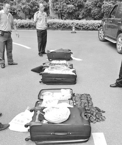 圖為民警搜出的毒品。