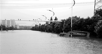 6月28日，南京暴雨致云臺(tái)山河漫堤，祿口機(jī)場(chǎng)高速雙向封閉 供圖/CFP