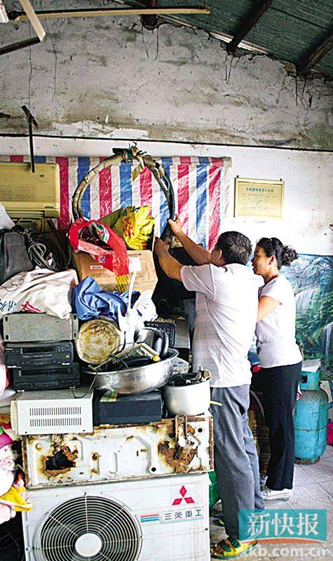 劉伯與妻子李姨在收拾剛回收的幾件小電器。