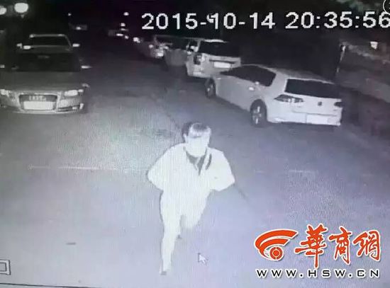 圖為事發(fā)當(dāng)晚呂某從小區(qū)出來(lái)時(shí)的視頻監(jiān)控