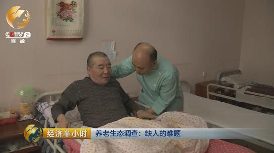 每天凌晨5點(diǎn)多，老姜就起床。幫老人挨個(gè)洗臉，口腔護(hù)理，換尿墊，擦身。