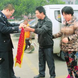 何姜姜的父母給民警送錦旗。