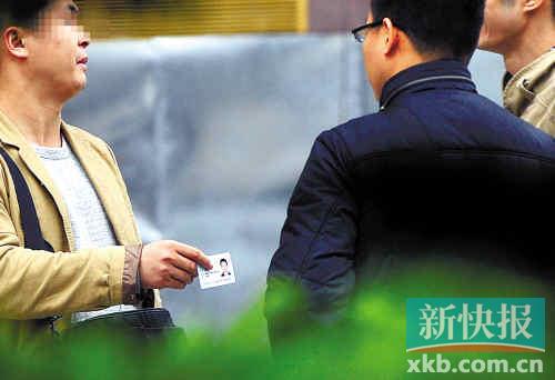 在進(jìn)行了近半個月暗訪調(diào)查中，有證販子告訴記者稱，二代身份證買賣已形成產(chǎn)業(yè)鏈，不僅貨源穩(wěn)定，生意也是相當(dāng)紅火?！稣褟V場附近，一名男子正向記者兜售二代身份證。