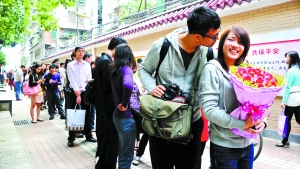 2011年11月11日，越秀區(qū)民政局，登記結(jié)婚的隊(duì)伍排了足有一百米長（資料圖片）。　記者黃澄鋒攝