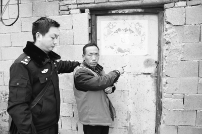 　嫌犯指認藏匿兒童的地點。