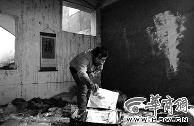 　西安市解放路與東大街十字西北角的一棟待拆遷的樓房中，陳露山整理自己每天看的報(bào)紙