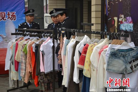 警方展示的部分被盜服裝?！∷瘟⒊z