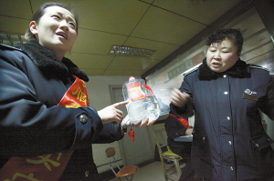 　車站人員在講述當(dāng)時情況，一桶5斤的白酒已被喝掉大半記者周杰攝