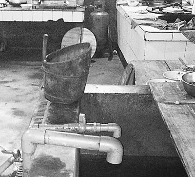 在鎮(zhèn)機(jī)關(guān)食堂，洗菜煮飯都用自來水。