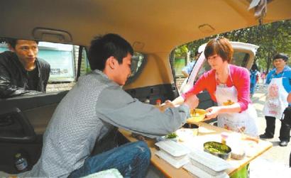 四川宜賓：大學(xué)生情侶開(kāi)越野賣(mài)涼面引熱議