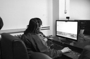 除了買飯他基本不離開座位 除了買飯他基本不離開座位