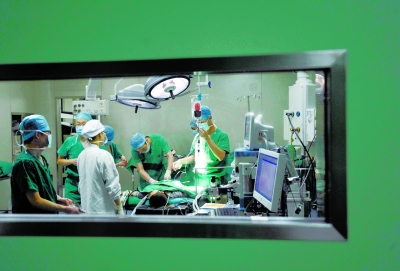 昨晚，醫(yī)生為小進進做截肢手術。