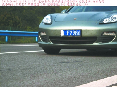 　保時(shí)捷飆車被拍瞬間。湖北省高警總隊(duì)供圖