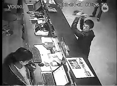 另一同行男子，操起柜臺上的擺件，用力砸向女服務員面部。