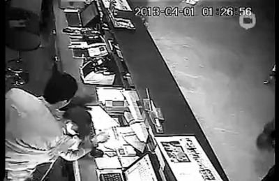 第三名白衣男子沖進柜臺內(nèi)對女服務員一頓拳打腳踢。