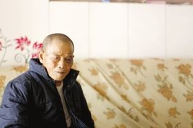 4月15日，劉爹爹的一只眼睛上有明顯的淤青。