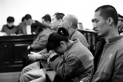 昨日，因涉嫌誘騙男網(wǎng)友進(jìn)行高額消費(fèi)，海淀區(qū)一咖啡廳負(fù)責(zé)人及“吧女”等14人受審。新京報(bào)記者 王貴彬 攝