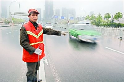 肖慶旭師傅在事發(fā)地點(diǎn)講述經(jīng)過。記者李銳 攝 肖慶旭師傅在事發(fā)地點(diǎn)講述經(jīng)過。記者李銳 攝