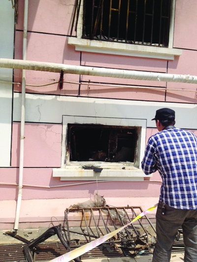 窗戶被燒得面目全非。