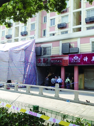 警方勘查事故現(xiàn)場。