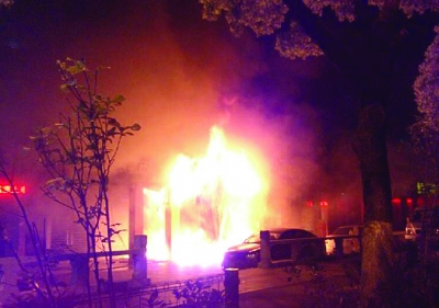 現(xiàn)場火勢很大。網(wǎng)友供圖（請聯(lián)系本報(bào)領(lǐng)取稿酬）