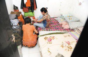 在米家崖一民房內，母親蹲在地上幫身陷傳銷的女兒穿鞋，但遭到女兒拒絕