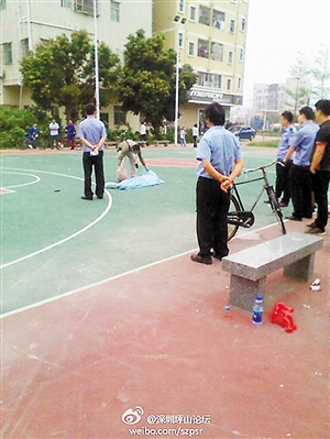 事發(fā)后，警方趕往現(xiàn)場進(jìn)行處理。圖片來源于微博