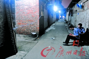 事發(fā)出租屋前拉起了警戒線，警方正在現(xiàn)場調(diào)查。記者陳楓攝