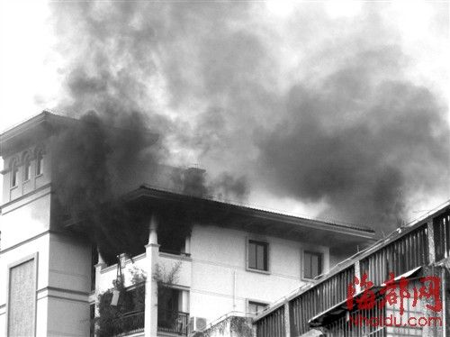 起火單元冒出滾滾濃煙 起火單元冒出滾滾濃煙