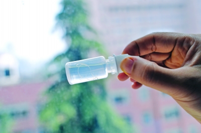 眼睛總發(fā)癢，1歲女童眼中挑出9條活蟲