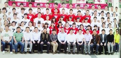 大家來找找，兩幅圖中有13人完全一致，你能找出來嗎？