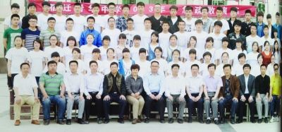 個(gè)不同班級的畢業(yè)照，前排除了最左邊一位老師外，完全一致。