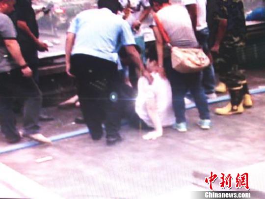 宗德宇緩緩靠近跳樓女子?！O程　攝